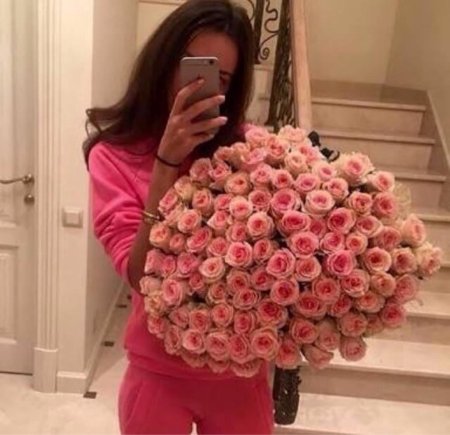 Девушка с цветами без лица