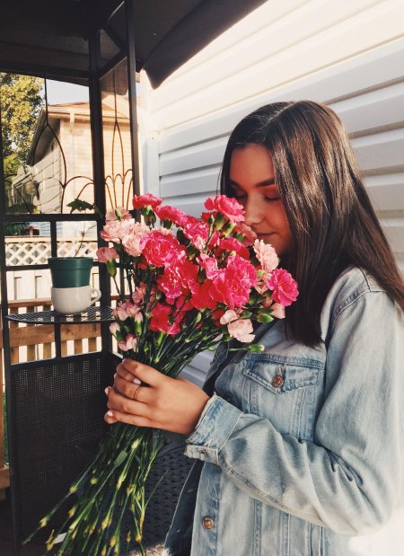 Девушка с цветами