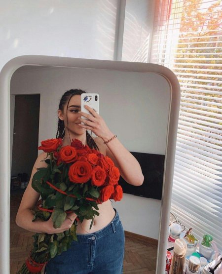 Селфи с букетом цветов