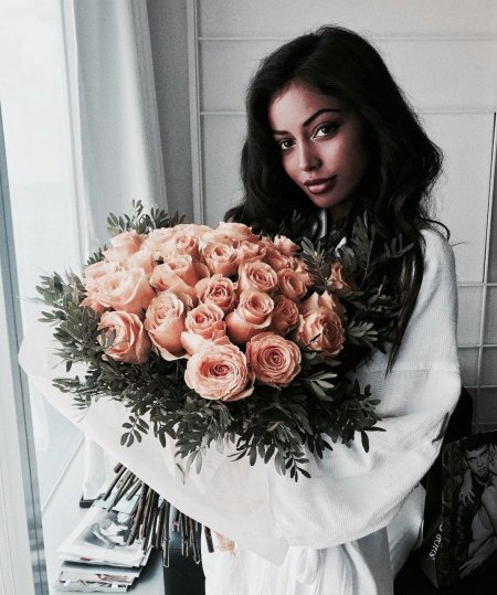 Девушка с цветам