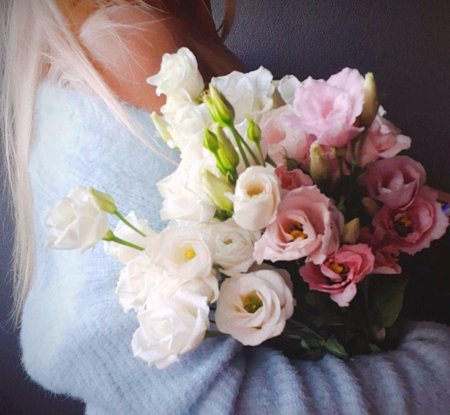 Девушка с цветам