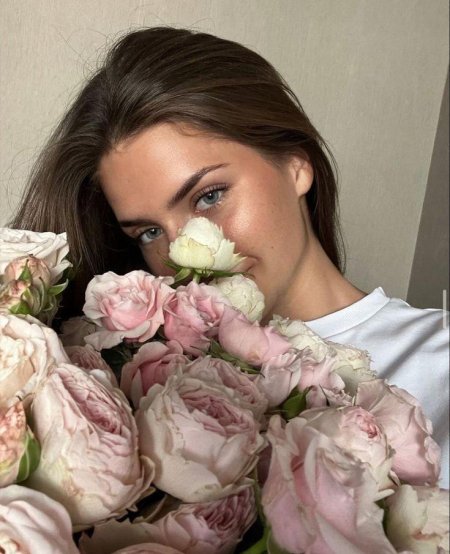 Девушки любят цветы