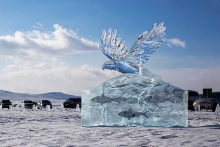 Ледовые скульптуры на ольхоне