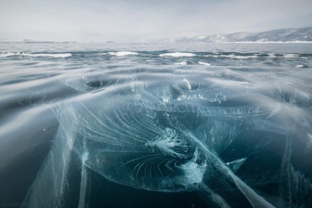 Озеро байкал подо льдом