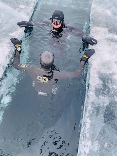Ice diving байкал