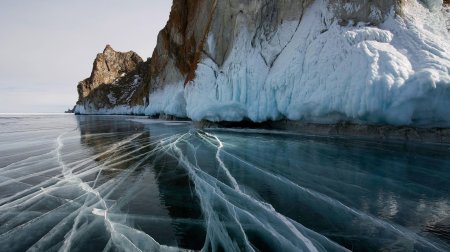Замерзшее озеро байкал