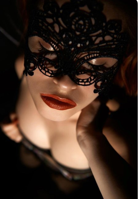 Девушка в маске