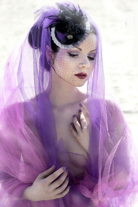 Женщина в фиолетовом