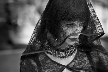 Девушка в черной вуали