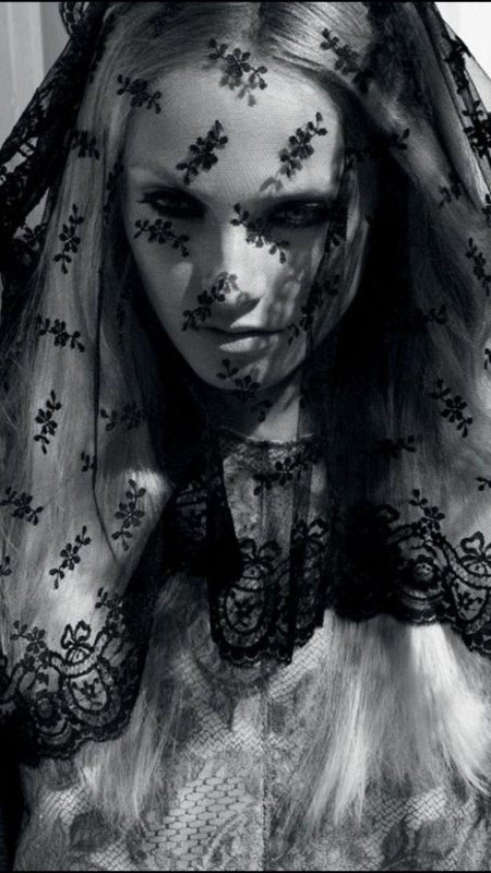 Девушка в вуали