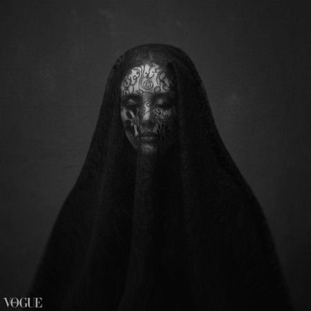 Женщина в черной вуали