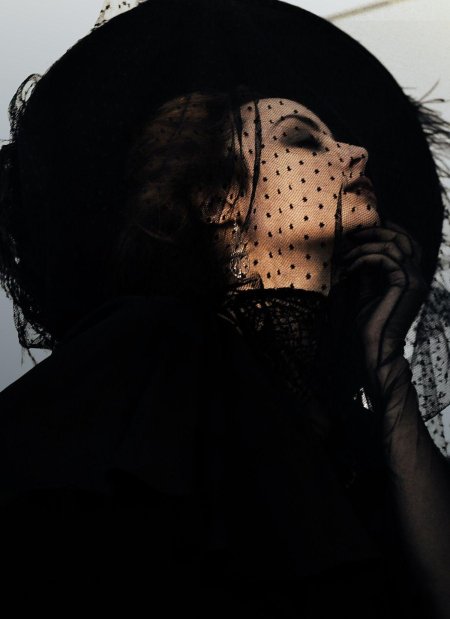 Девушка в вуали