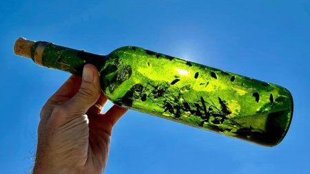 Стеклянная бутылка с дыркой