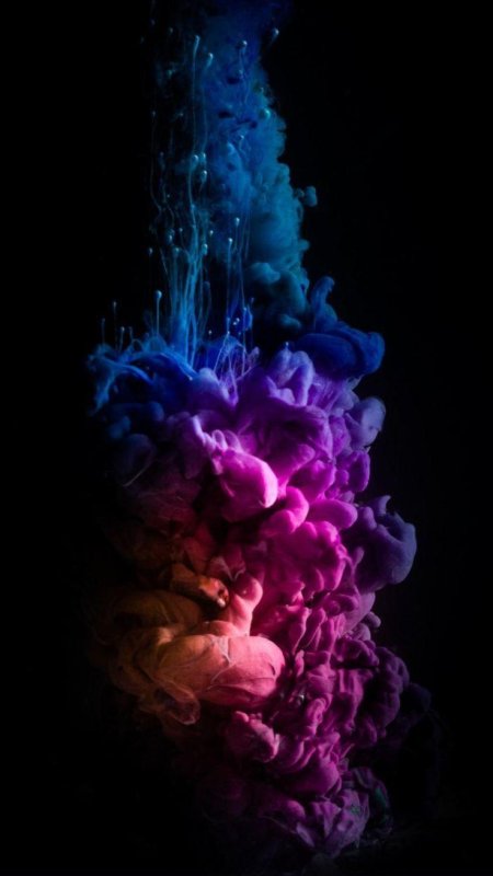 Цветной дым на черном фоне