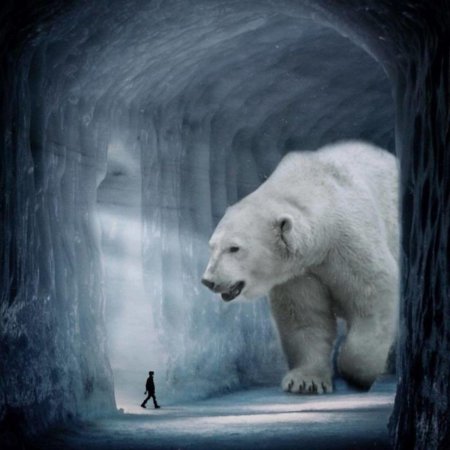 Гигантский белый медведь