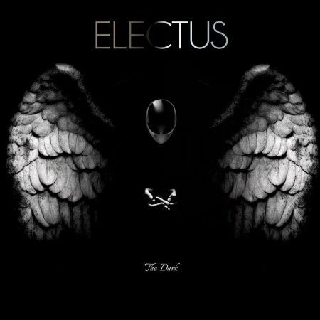 Крылья на черном фоне