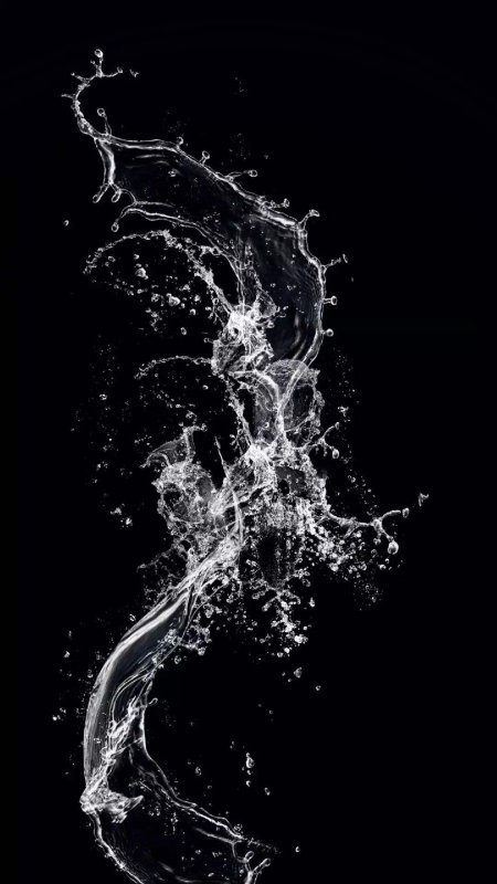 Брызги воды на черном фоне