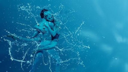 Парень и девушка в воде