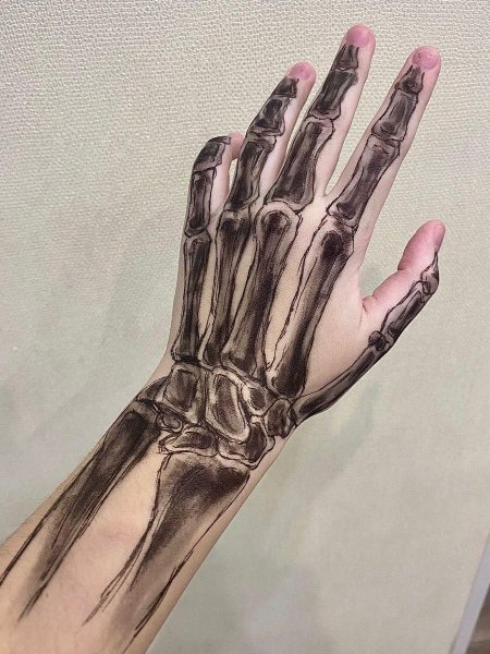 Рисунок на руке кости