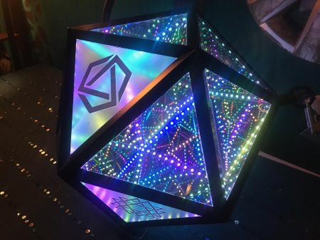 Infinity mirror cube