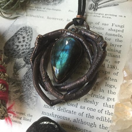 Кулон из полимерной глины с лабрадоритом