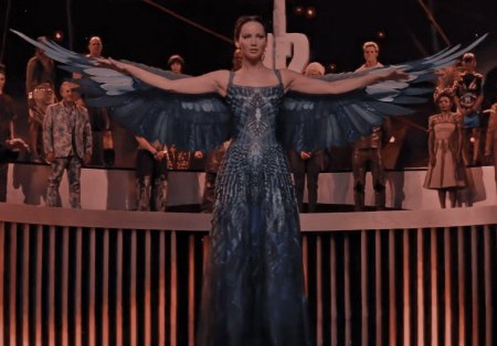 Китнисс эвердин в платье сойки-пересмешницы