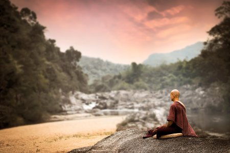 Буддийский монах медитация