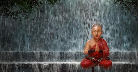 Тибетский монах медитирует