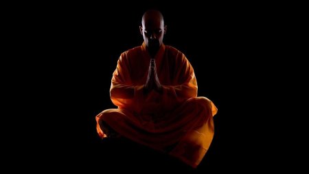 Медитирующий монах