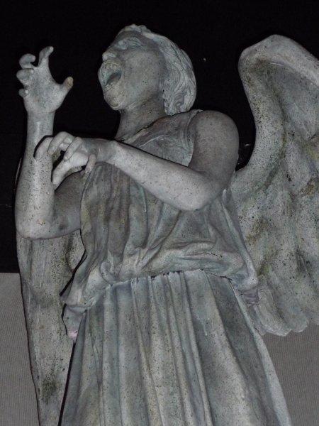 Плачущий ангел статуя