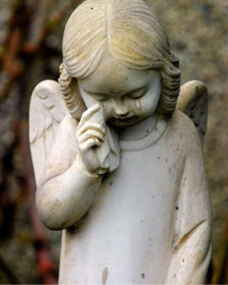 Памятник плачущий ангел