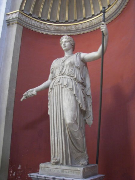 Богиня деметра статуя