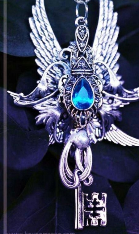 Украшения в готическом стиле