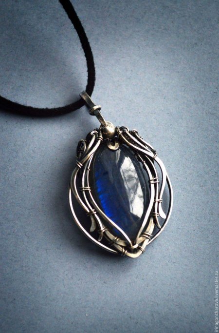 Кулон с лабрадоритом в серебре