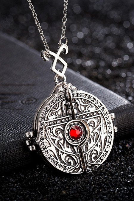 Мистический кулон