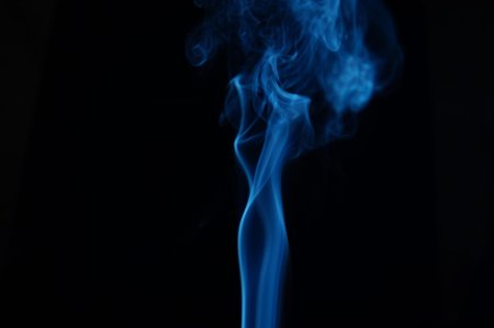 Дым на черном фоне