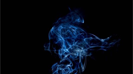 Синий дым на черном фоне