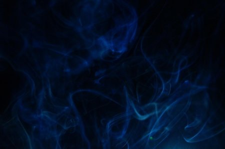 Синий дым на черном фоне