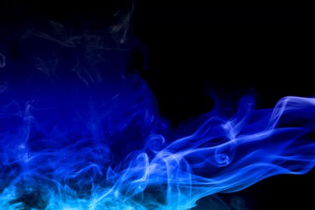 Синий дым на черном фоне