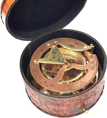 Морской компас с солнечными часами в деревянном