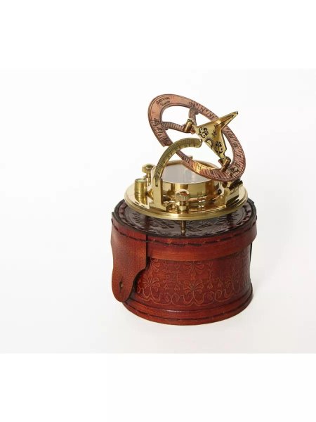 Морской компас в деревянном футляре