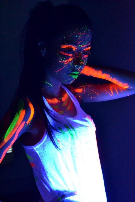 Неоновая девушка