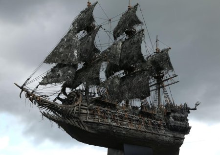 Летучий голландец корабль пираты карибского моря