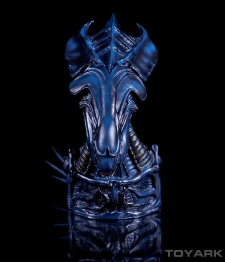 Фигурка чужого