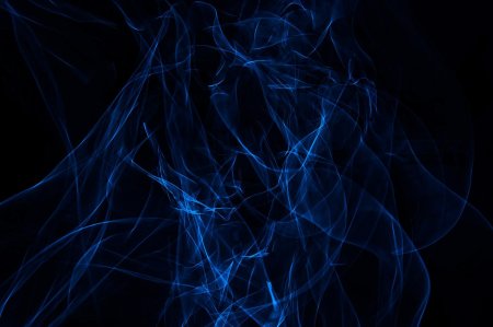 Синий дым на черном фоне