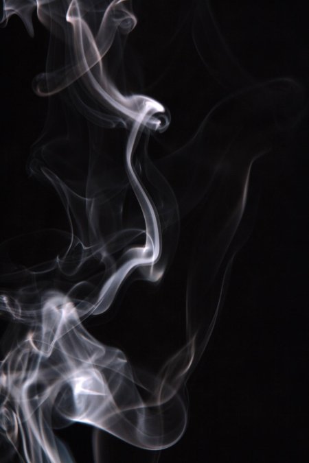 Дым на черном фоне