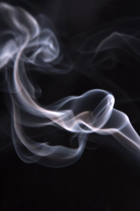 Дым на черном фоне