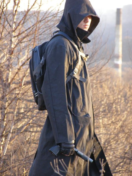 Бандит в плаще сталкер