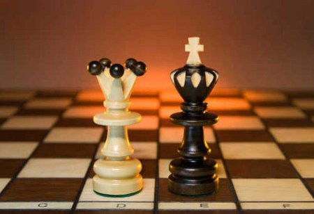 Шахматные фигуры король и ферзь