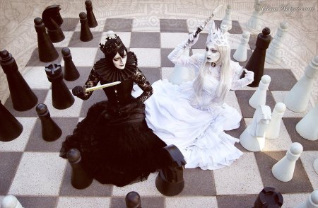 Черная и белая королева алиса в зазеркалье